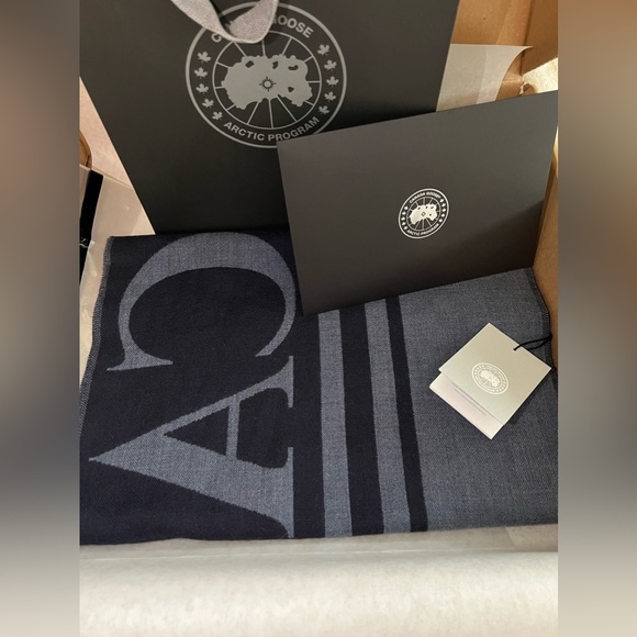 Woven LOGO scafr Canada Goose Ladies Navy - Picture 14 of 14